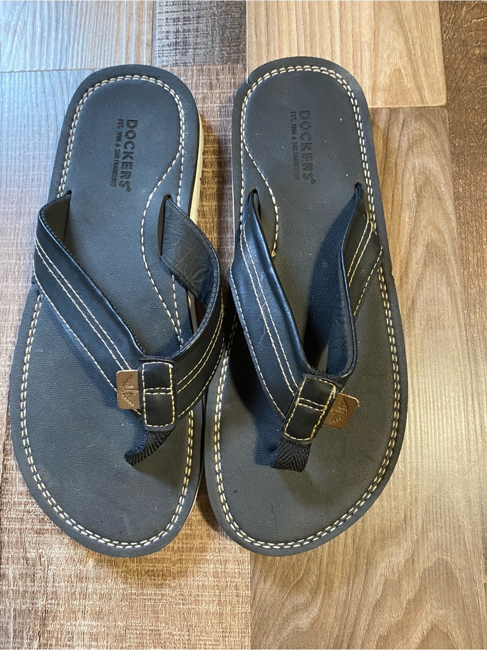 Dockers Men’s Black & Brown Contrast-Stitch Flip Flops
